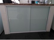 Porta de vidro adesivado branco para pia